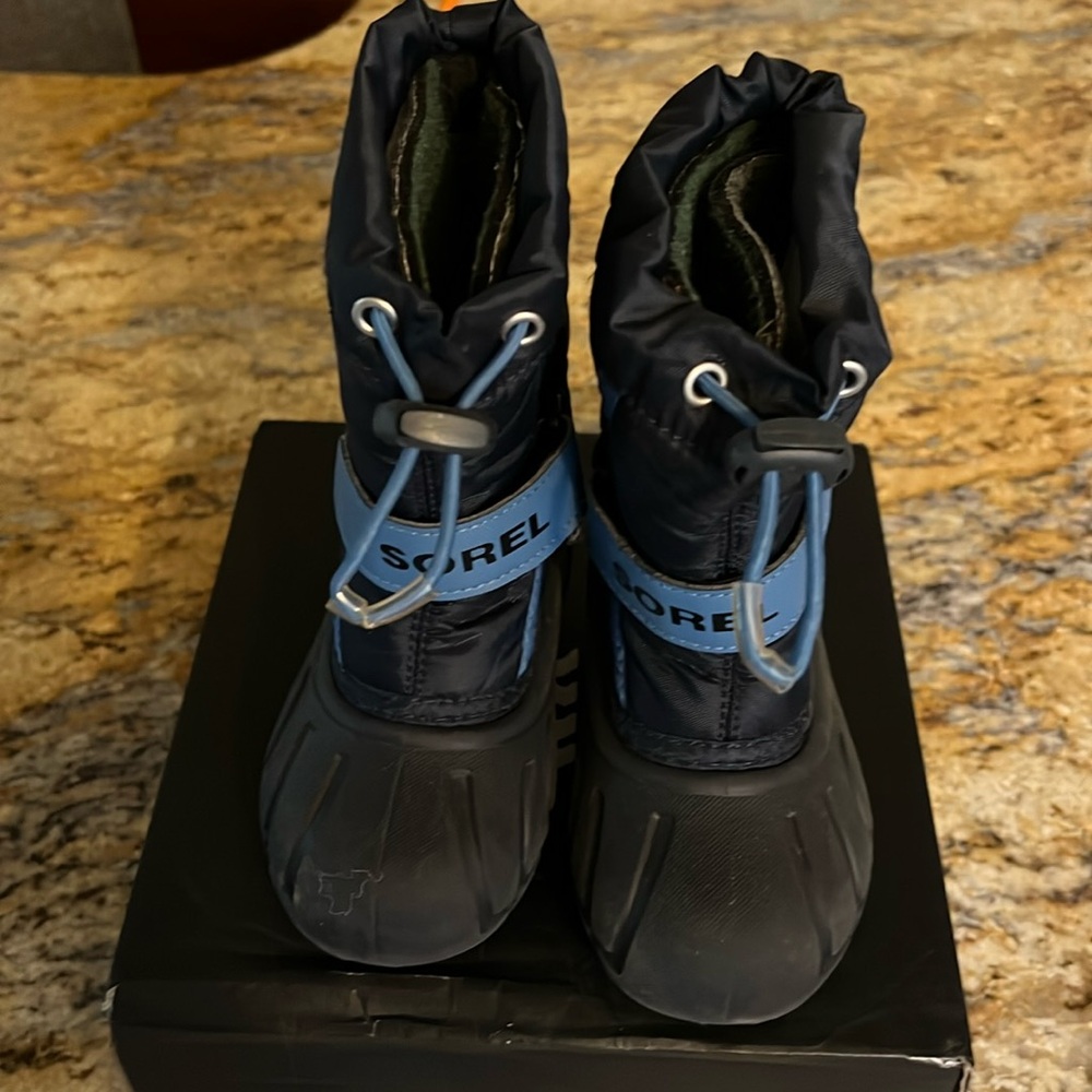 Little boys Sorel Flurry water proof snow boots with liner